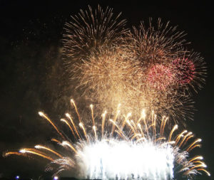 神宮外苑花火大会2019！ライブの時間や出演アーティストは？雨天時はどうなる